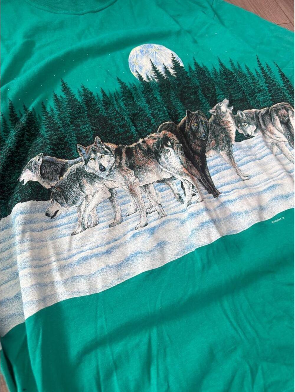 90s wrap around wolf tee